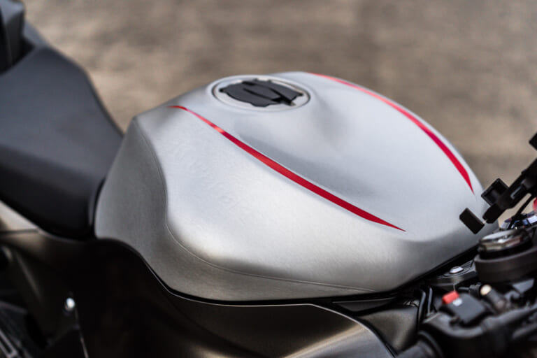 【Kawasaki ZX-6R】バイクのタンクをブラッシュドにラッピング!